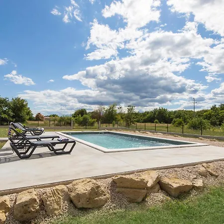 2 Bedroom Gorgeous In Appartement *