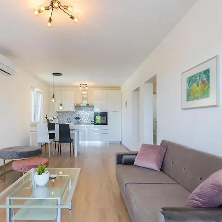 2 Bedroom Gorgeous In Labin