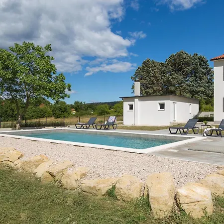 2 Bedroom Gorgeous In Appartement *